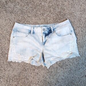 Maurices Distressed Crochet Lace Light Stone Wash Denim Shorts Sz 7/8